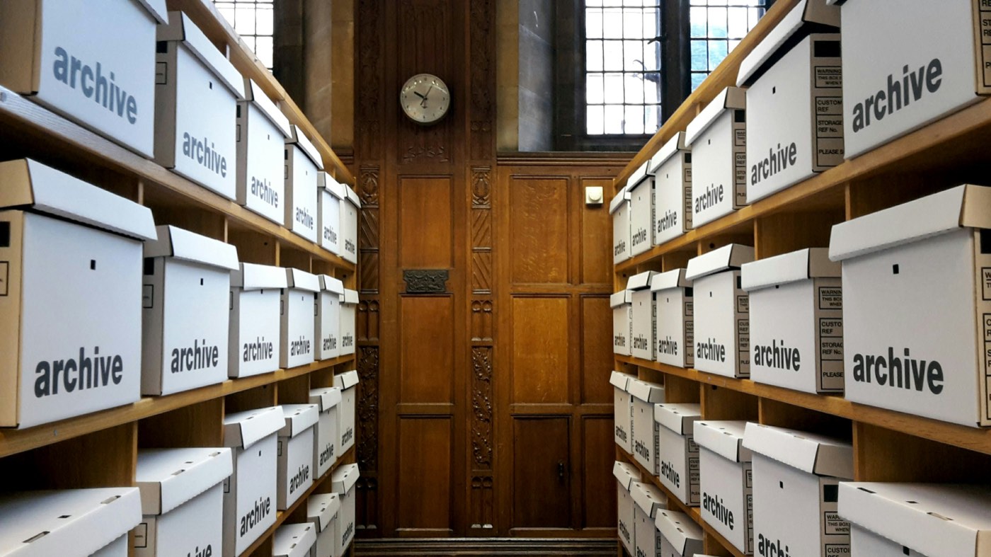 Regale mit beschrifteten Archivkartons