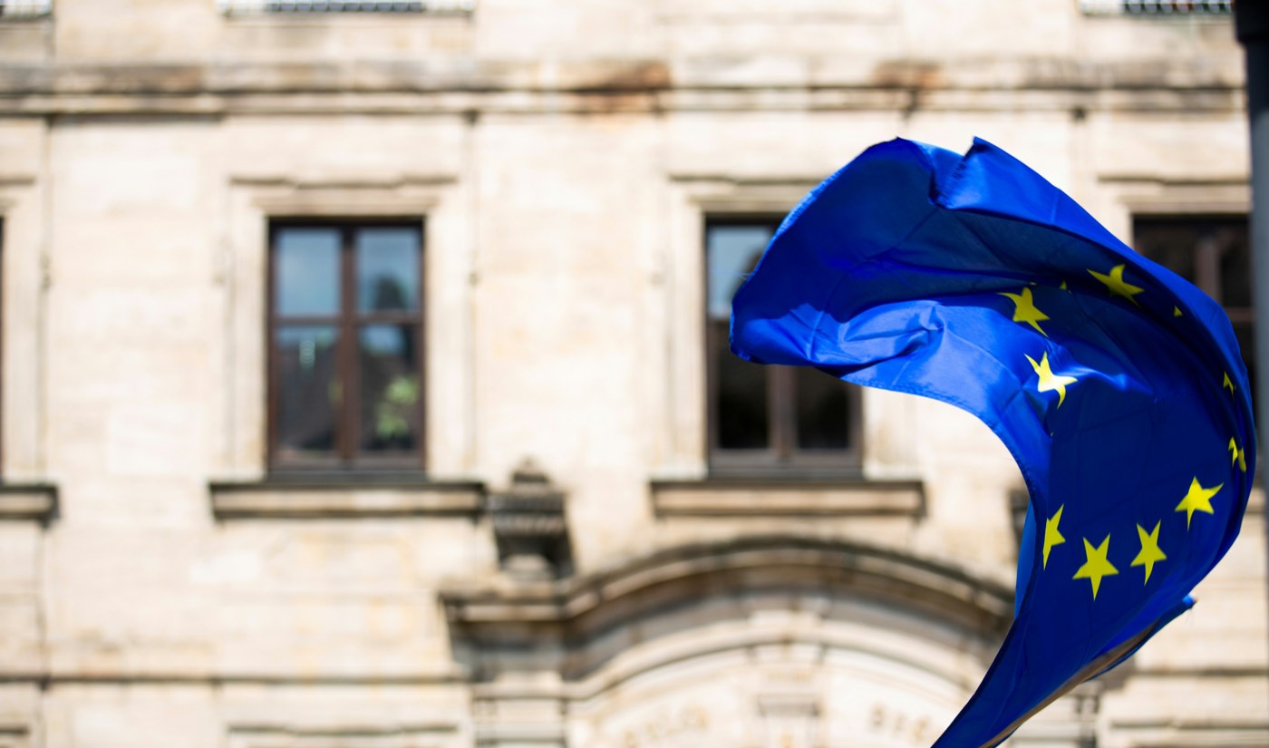 Die Flagge der Europäischen Union vor einer Gebäudefassade