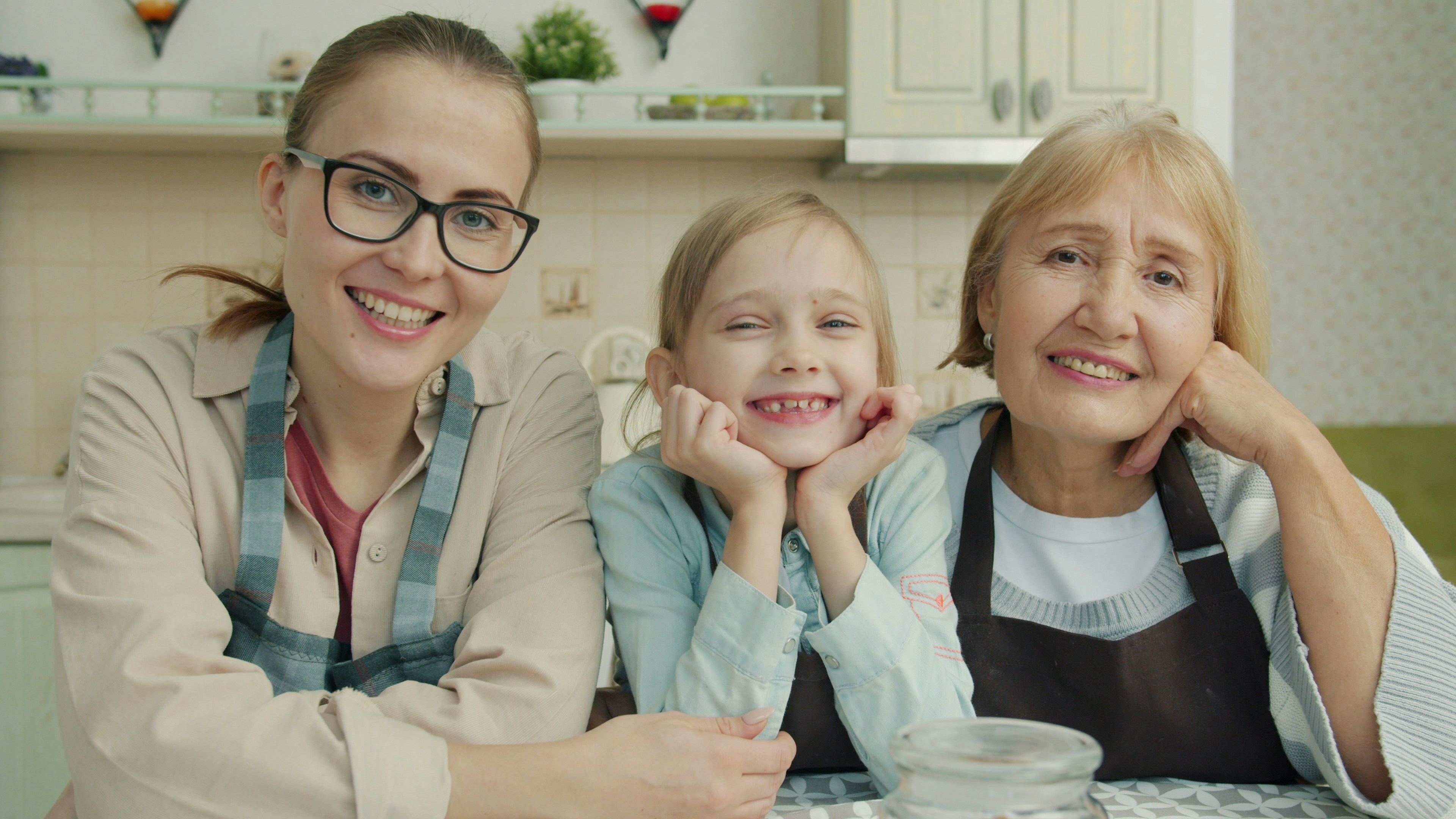 Drei Generationen, Mutter, Tochter und Großmutter, in einer Küche